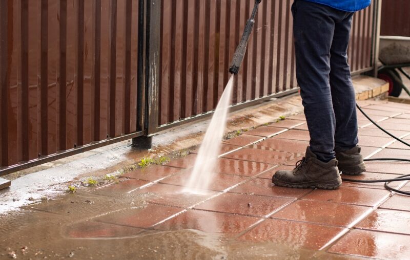 Come pulire il pavimento in cotto: consigli e indicazioni per prendersi cura di questa superficie
