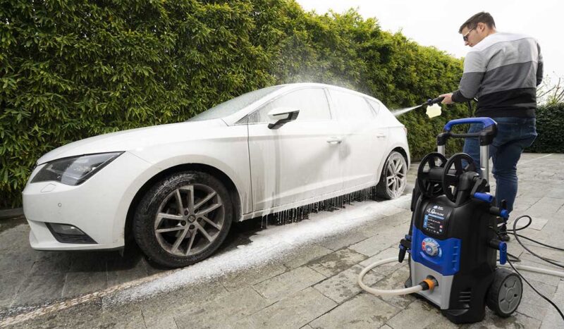 Comment bien laver sa voiture dedans et dehors