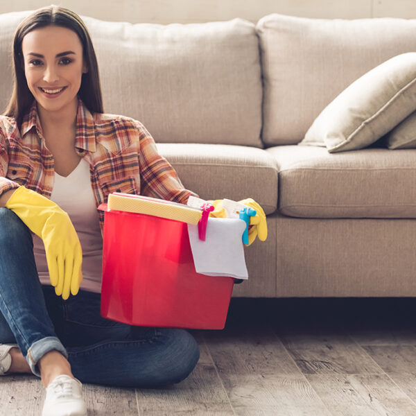 Comment nettoyer le canapé : quelques conseils pour qu’il resplendisse selon la matière