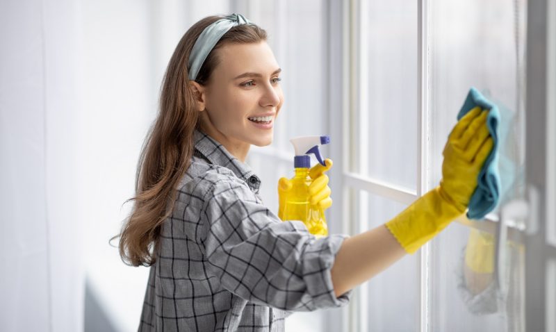 Come pulire i vetri senza lasciare aloni: tanti consigli per finestre, porte e specchi splendenti